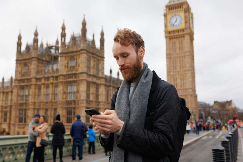 Consultando o celular em Londres